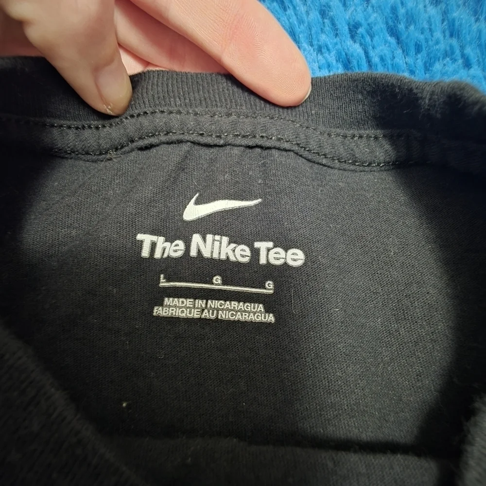 The Nike Tee Kids Size Large
